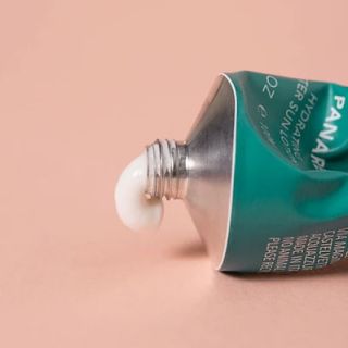 Panarea je regenerační krém, kterým se můžete namazat jen tak, abyste osetřily svou kůži, anebo po náročném dni na slunci....