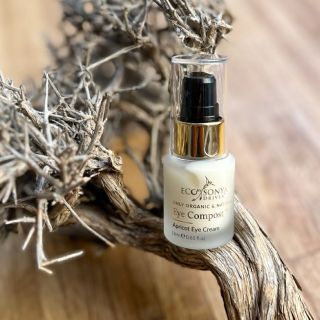 Oční krém od Eco By Sonya obsahuje bakuchiol, což je přírodní obdoba retinolu. Takže Vám pomůže vyhladit drobné oční linky...