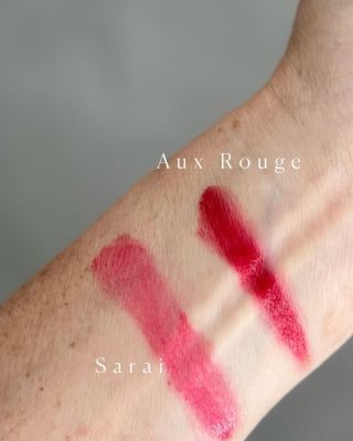 ▫️Sarai: jemná karmínová rumělka, dodá Vašim rtům i tvářím barvu ▫️Aux Rouge: červená, prostě červená, ta správná, aby...
