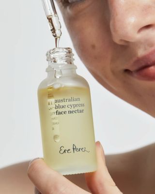 Pár kapek stačí, abyste svou pleť probrali k životu a doplnili chybějící hydrataci. Vyživuje, zklidňuje, dodává...